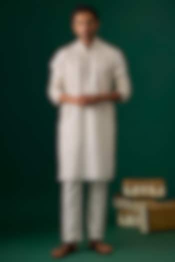 Off-White Tussar Hand & Machine Embroidered Kurta Set by SAMMOHAN at Pernia's Pop Up Shop