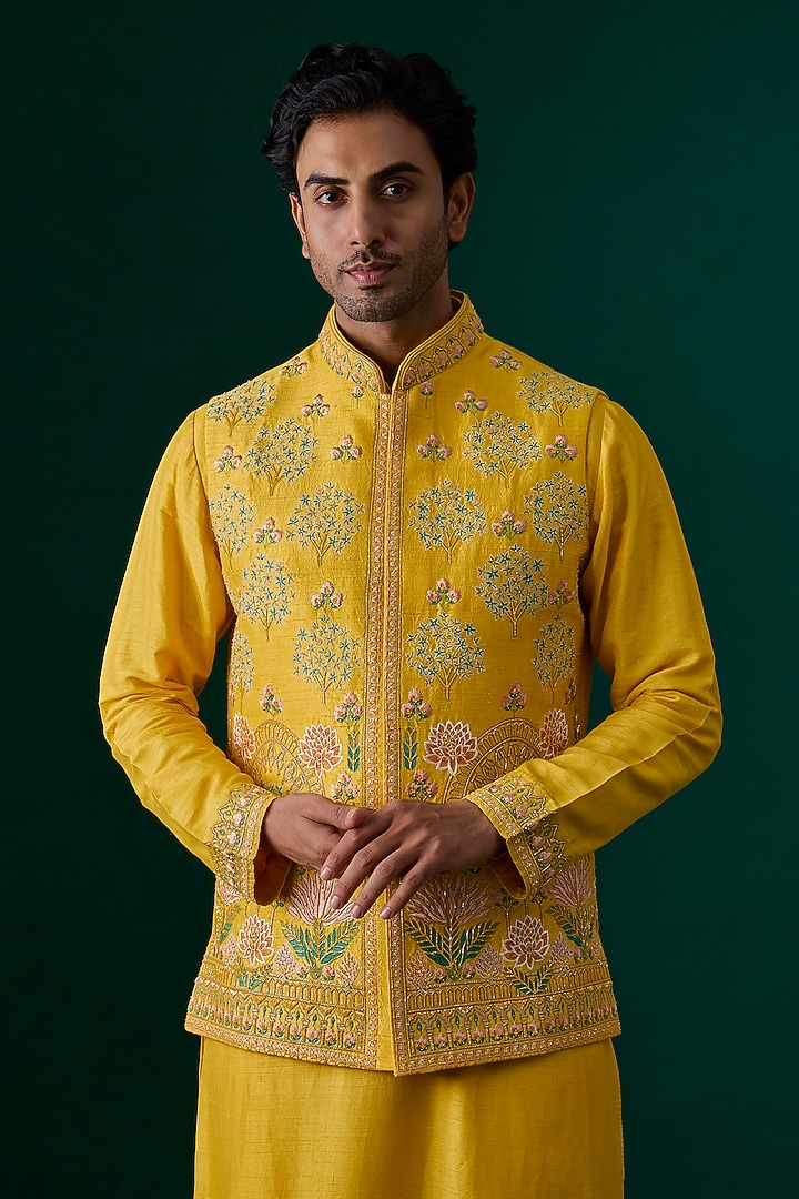 Yellow Raw Silk Hand & Machine Embroidered Bundi Jacket Set by SAMMOHAN at Pernia's Pop Up Shop