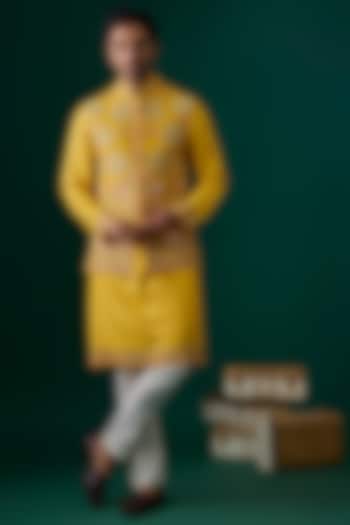 Yellow Raw Silk Hand & Machine Embroidered Bundi Jacket Set by SAMMOHAN at Pernia's Pop Up Shop