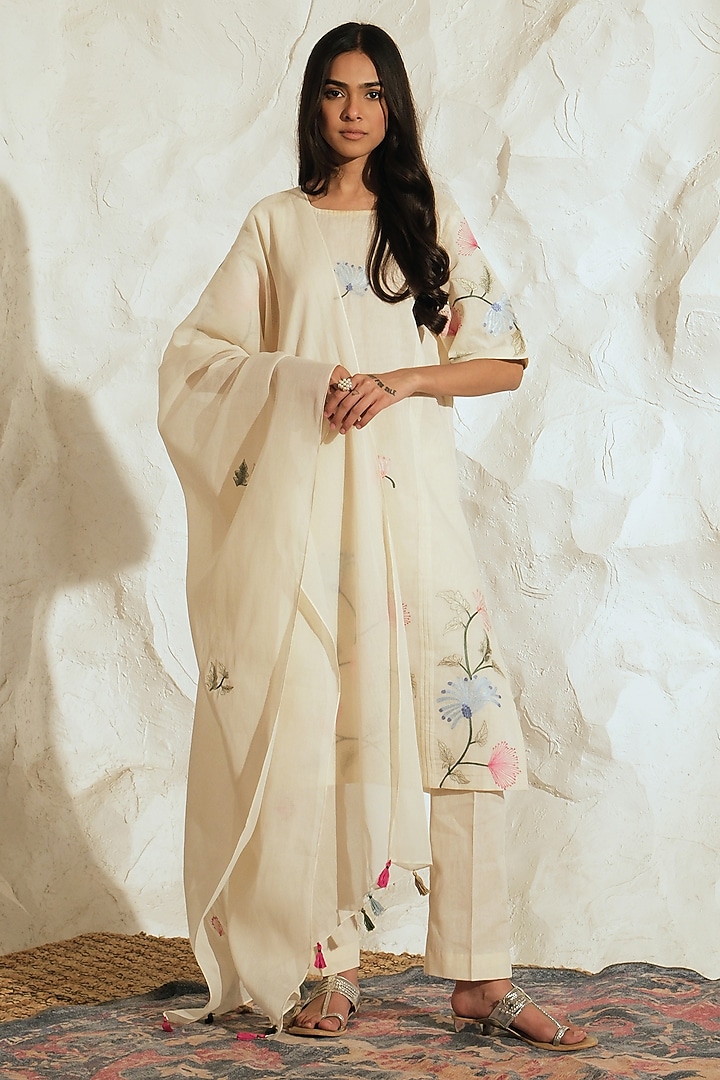 Ivory Mul Mul Floral Embroidered Kurta Set by Samatvam By Anjali Bhaskar at Pernia's Pop Up Shop
