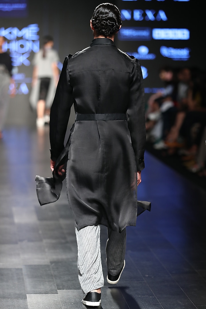 Black Basic Kurta by Sayantan Sarkar Men at Pernia's Pop Up Shop
