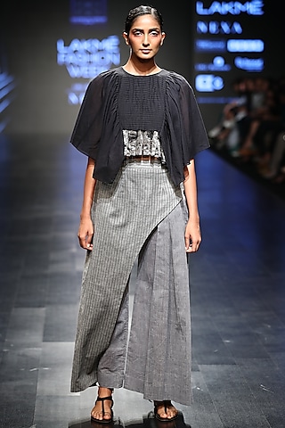 Black Textured Bat Sleeves Top by Sayantan Sarkar