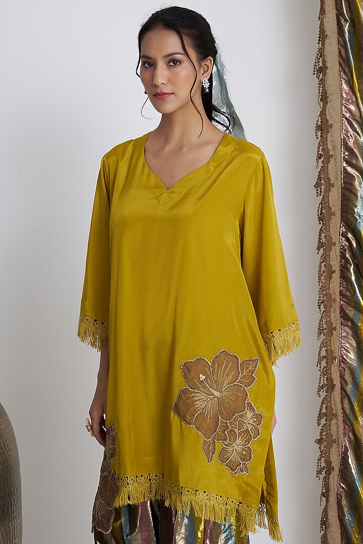 Green Rasgulla Crepe Cutdana Embroidered Short Kurta Set by Siyona By Ankurita at Pernia's Pop Up Shop