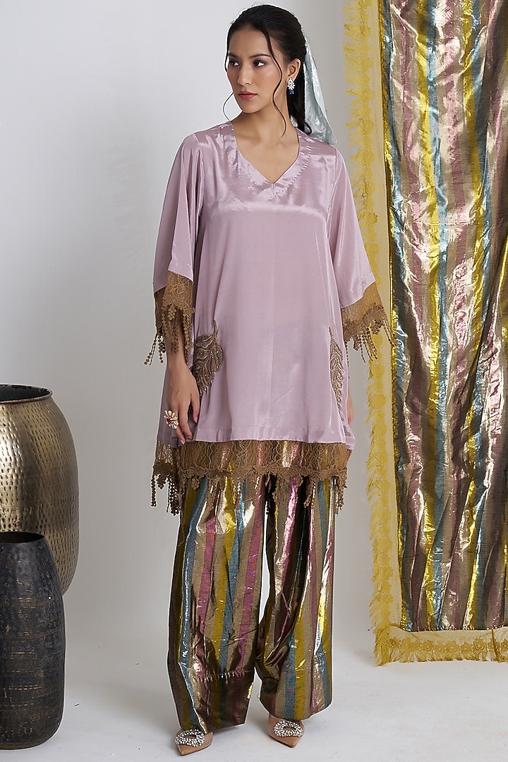 Mauve Rasgulla Crepe Cutdana Embroidered Short Kurta Set by Siyona By Ankurita at Pernia's Pop Up Shop