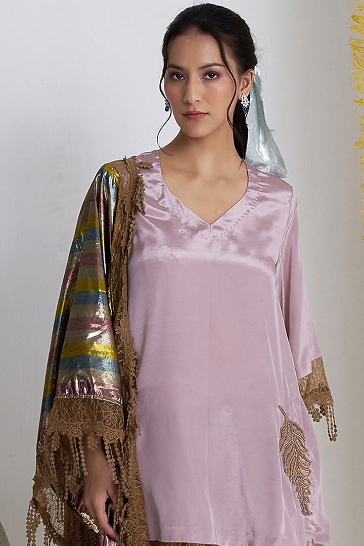 Mauve Rasgulla Crepe Cutdana Embroidered Short Kurta Set by Siyona By Ankurita at Pernia's Pop Up Shop