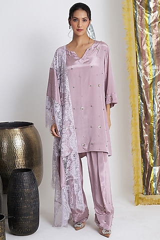 Mauve Rasgulla Crepe Crystal Embroidered Kurta Set by Siyona By Ankurita