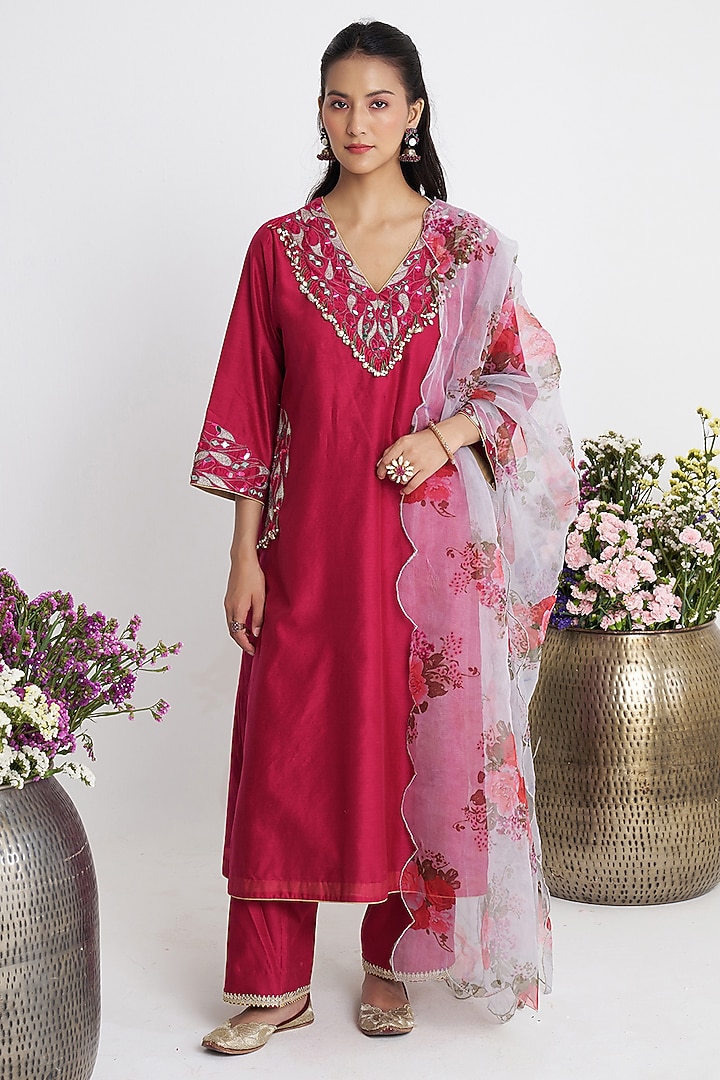 Pink Chanderi Thread Embroidered Kurta Set by Siyona By Ankurita at Pernia's Pop Up Shop
