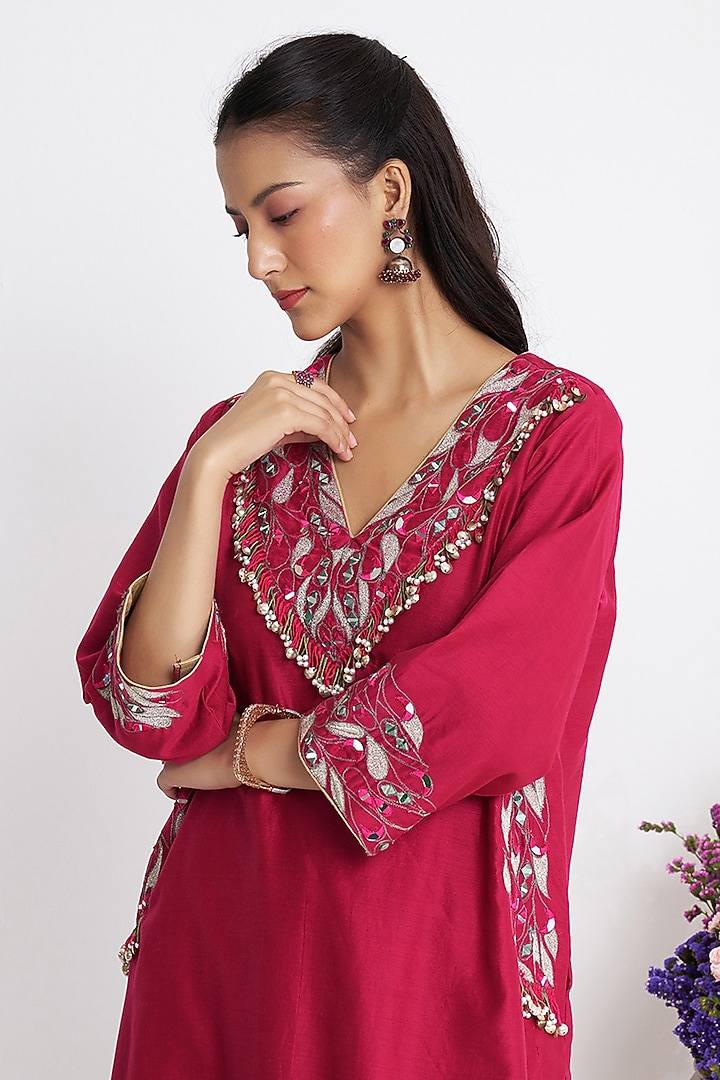 Pink Chanderi Thread Embroidered Kurta Set by Siyona By Ankurita at Pernia's Pop Up Shop