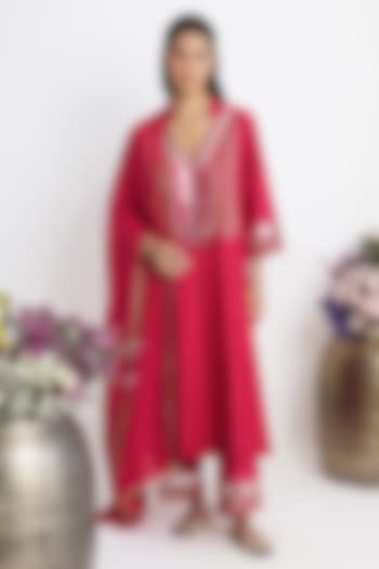 Pink Chanderi Silk Hand Embroidered Kurta Set by Siyona By Ankurita at Pernia's Pop Up Shop