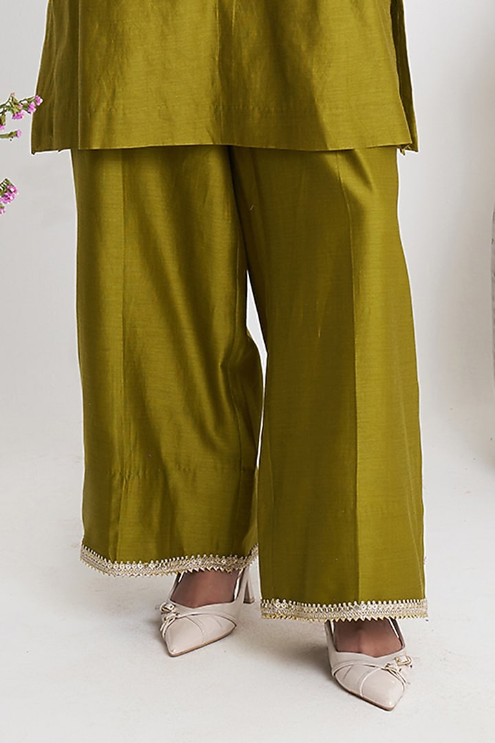 Mehendi Green Chanderi Mirror & Resham Embroidered Kurta Set by Siyona By Ankurita at Pernia's Pop Up Shop