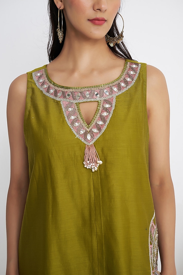 Mehendi Green Chanderi Mirror & Resham Embroidered Kurta Set by Siyona By Ankurita at Pernia's Pop Up Shop