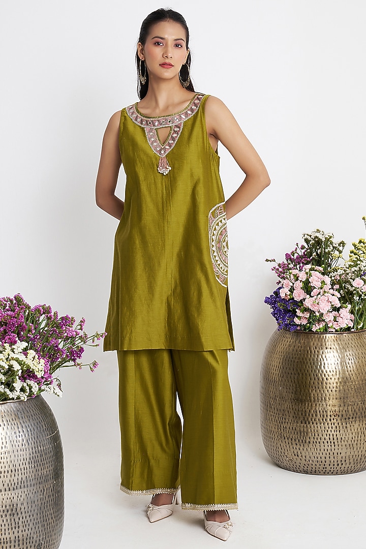 Mehendi Green Chanderi Mirror & Resham Embroidered Kurta Set by Siyona By Ankurita at Pernia's Pop Up Shop