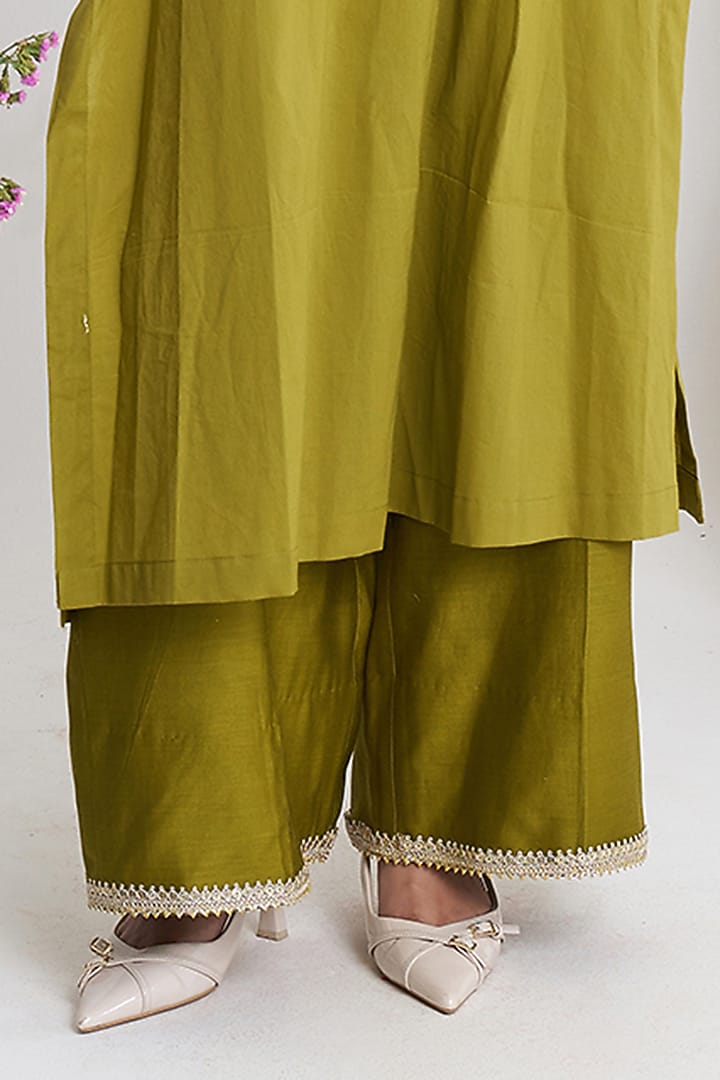 Mehendi Green Chanderi Mirror & Resham Embroidered Kurta Set by Siyona By Ankurita at Pernia's Pop Up Shop