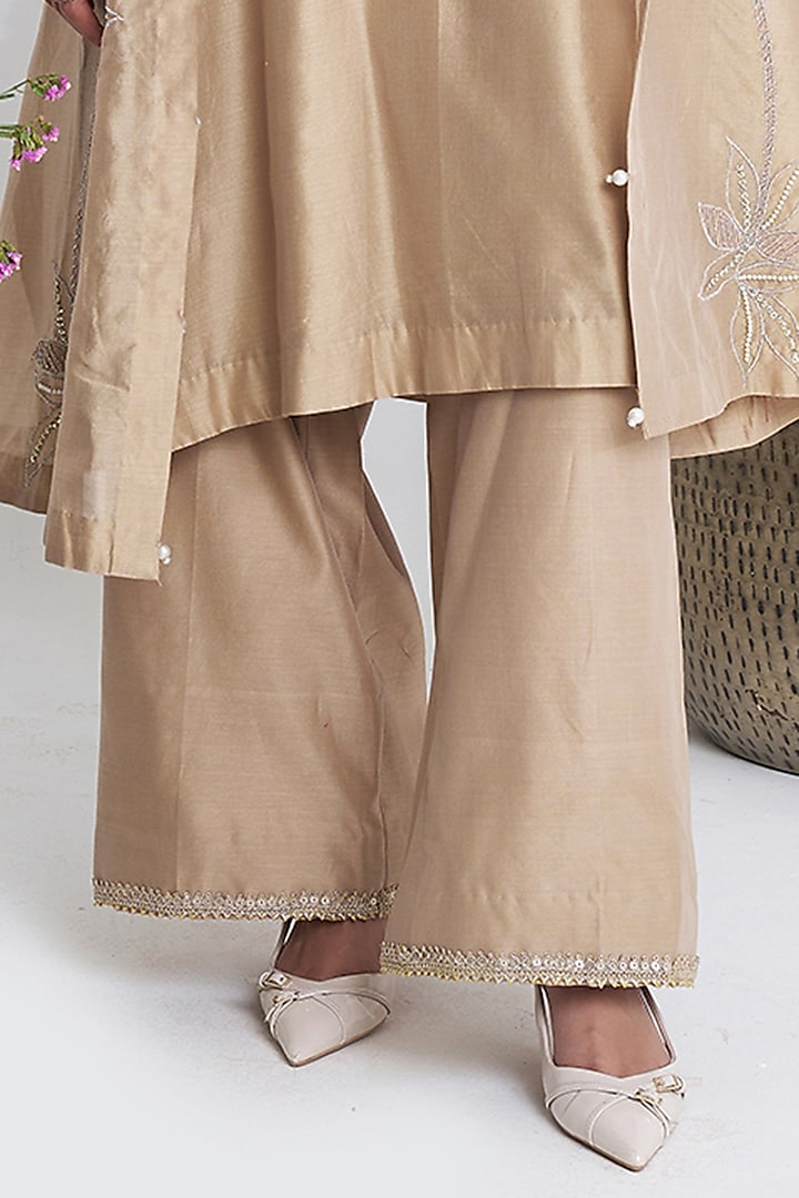Beige Chanderi Resham & Pearl Embroidered Jacket Kurta Set by Siyona By Ankurita at Pernia's Pop Up Shop