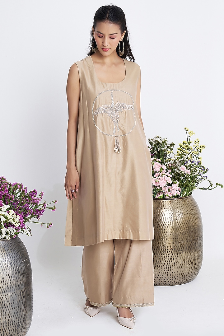 Beige Chanderi Resham & Pearl Embroidered Jacket Kurta Set by Siyona By Ankurita at Pernia's Pop Up Shop