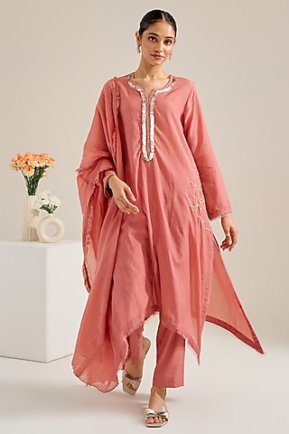 Salmon Cotton Chanderi Hand Embellished Kurta Set by Siyona By Ankurita
