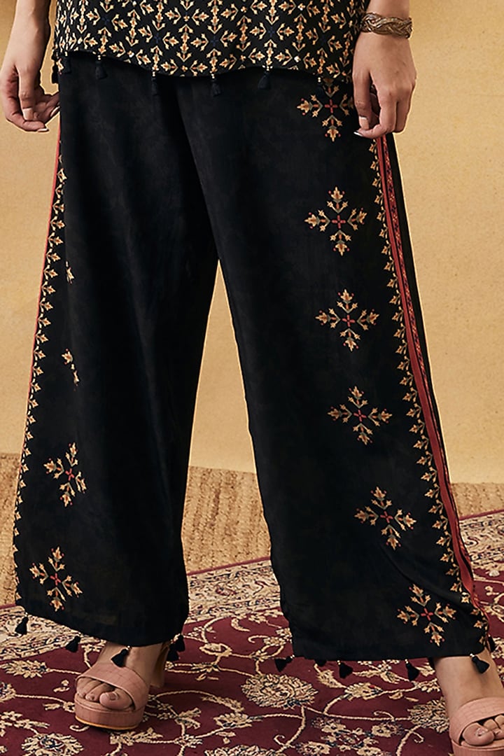 Black Embroidered Co-Ord Set by Soup by Sougat Paul at Pernia's Pop Up Shop