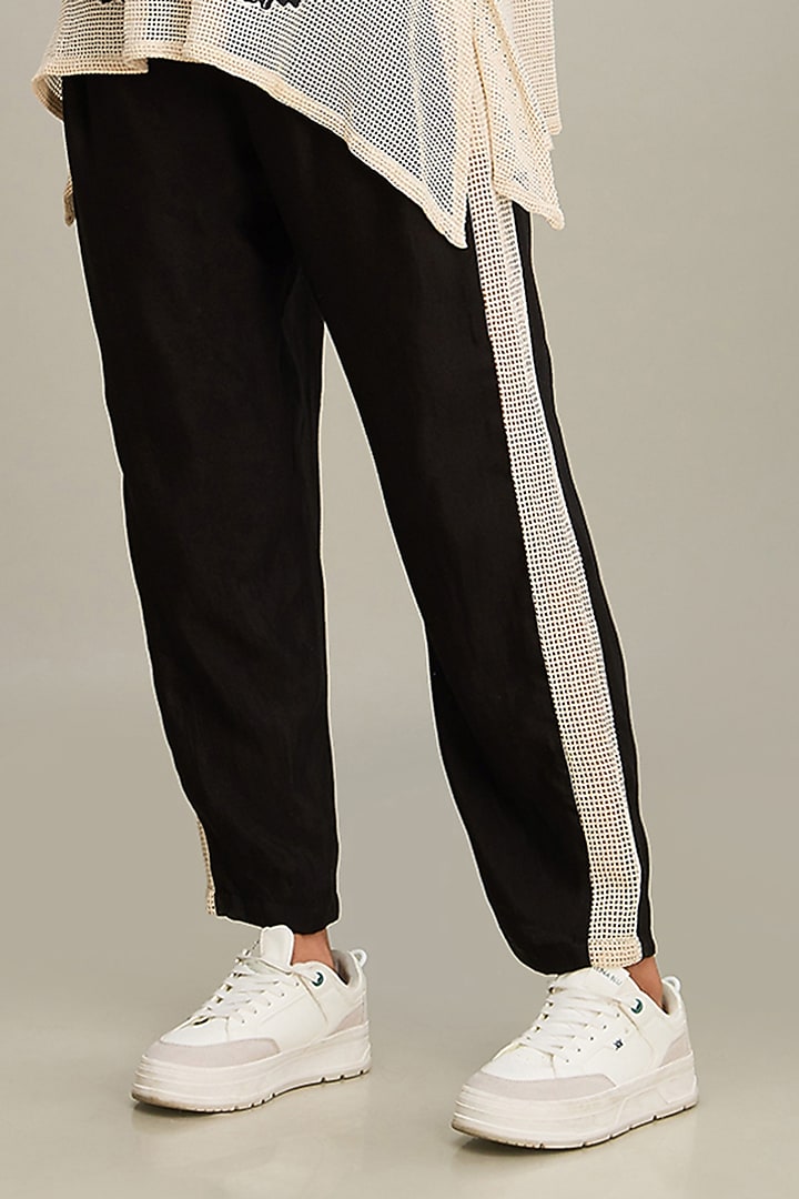 Off-White Handloom Cotton Applique Embroidered Co-Ord Set by Soup by Sougat Paul at Pernia's Pop Up Shop
