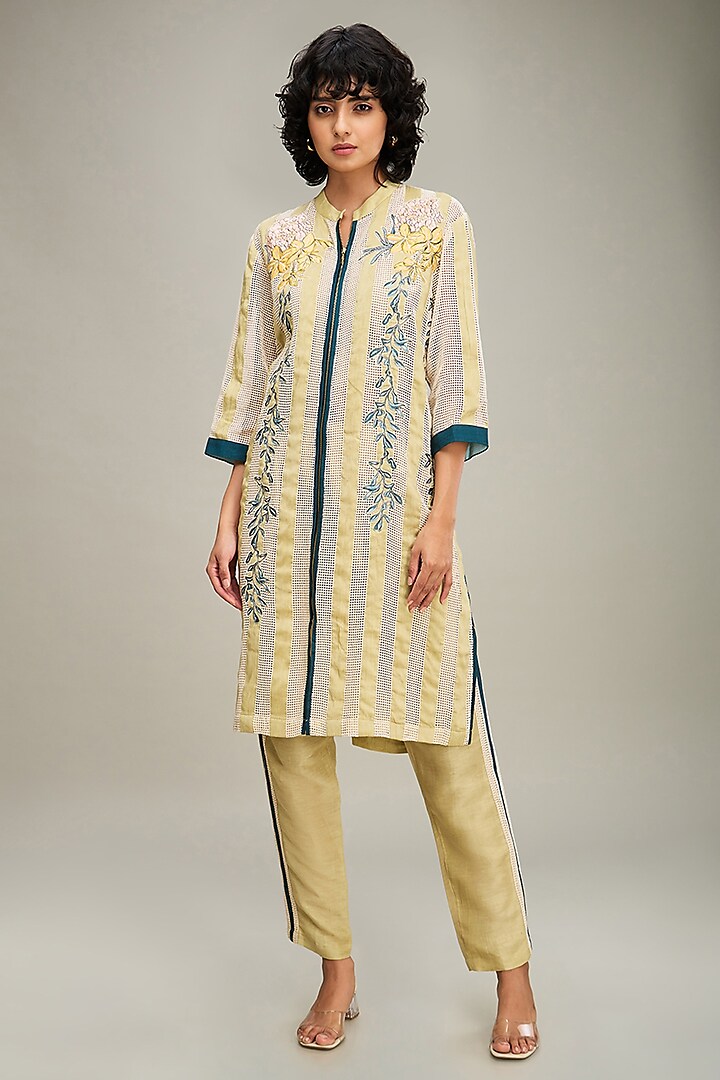 Off-White Handloom Cotton Applique Embroidered Kurta Set by Soup by Sougat Paul