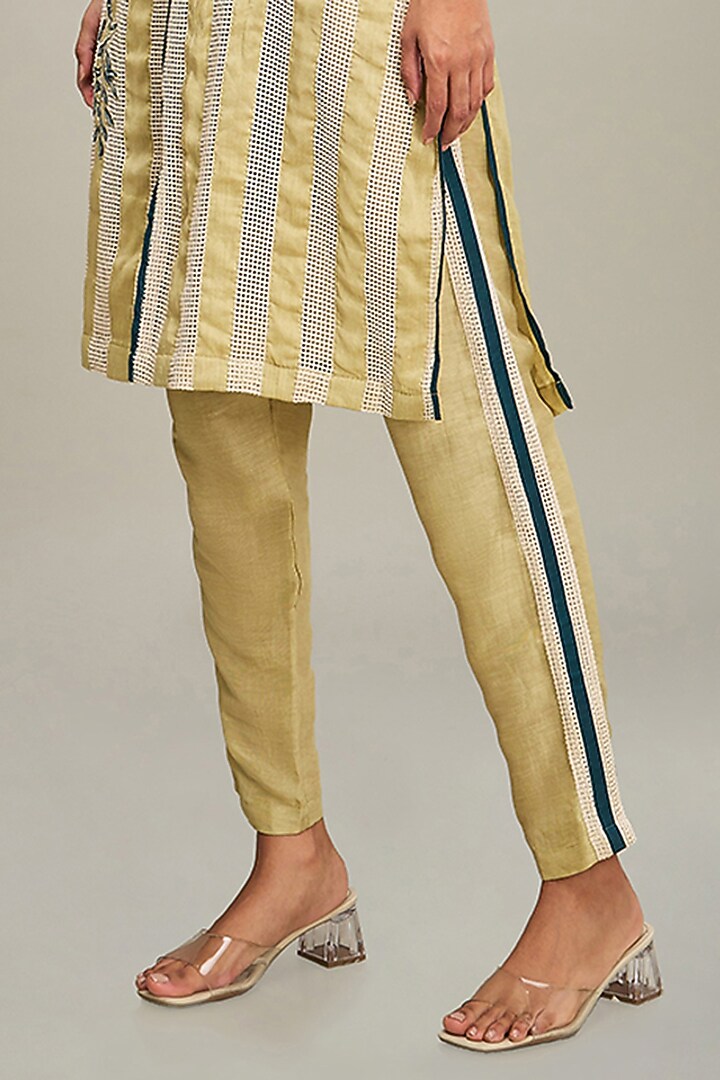 Off-White Handloom Cotton Applique Embroidered Kurta Set by Soup by Sougat Paul at Pernia's Pop Up Shop