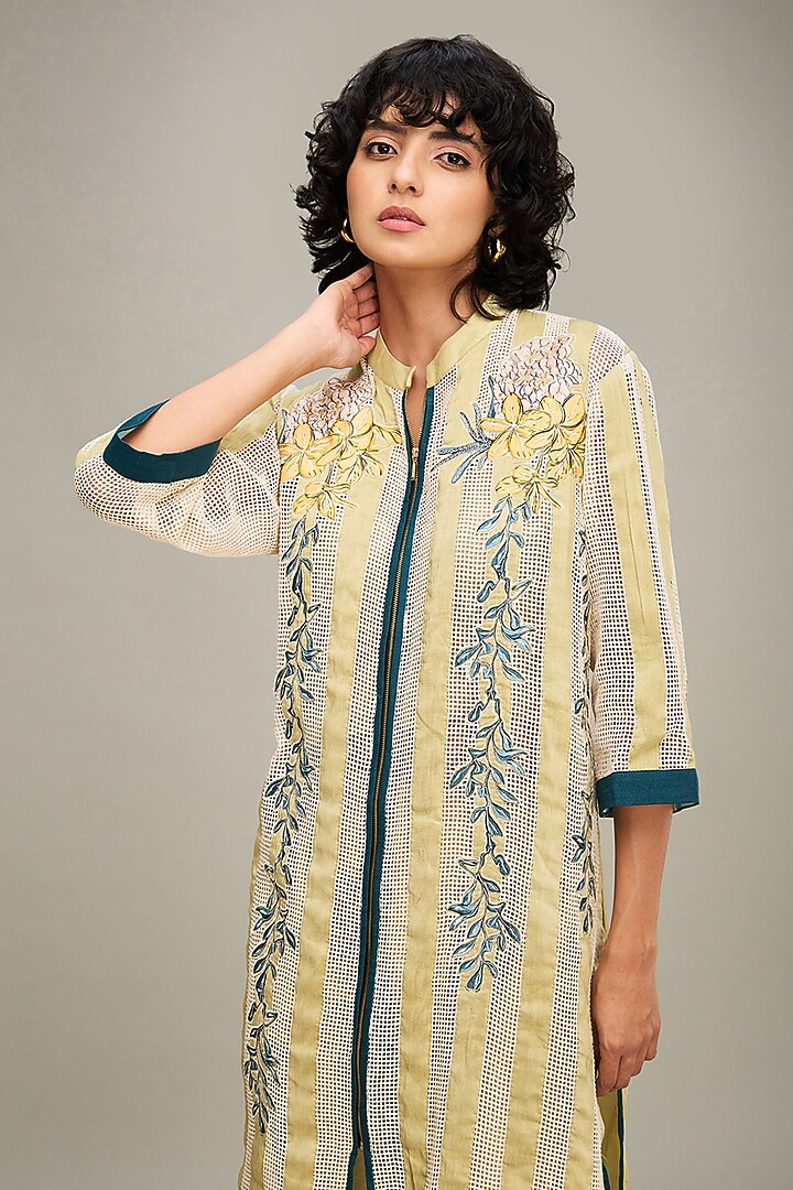 Off-White Handloom Cotton Applique Embroidered Kurta Set by Soup by Sougat Paul at Pernia's Pop Up Shop
