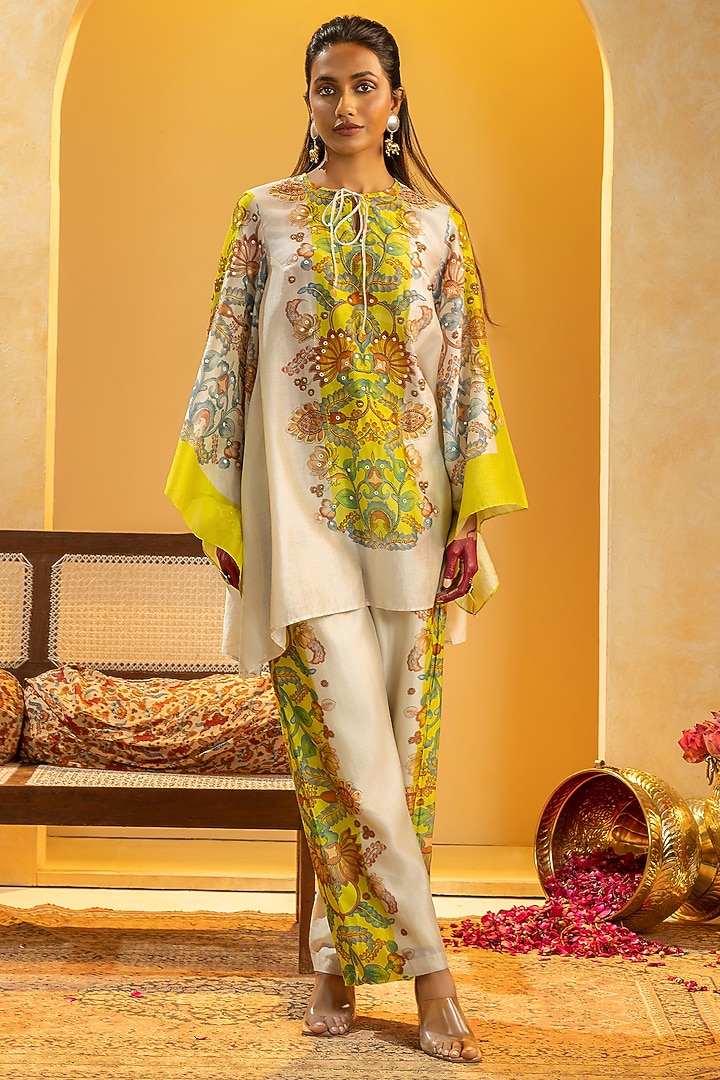 Off-White Chanderi Embellished Kurta Set by Soup by Sougat Paul at Pernia's Pop Up Shop