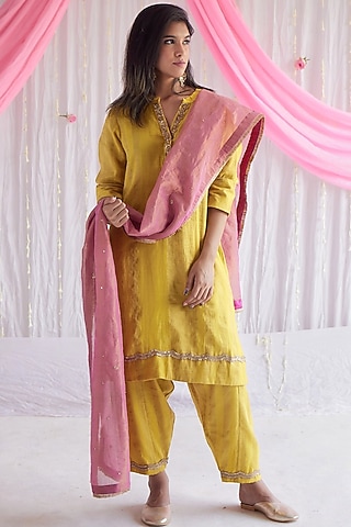 Fuchsia Pink Handwoven Tissue Dupatta by Shorshe Clothing