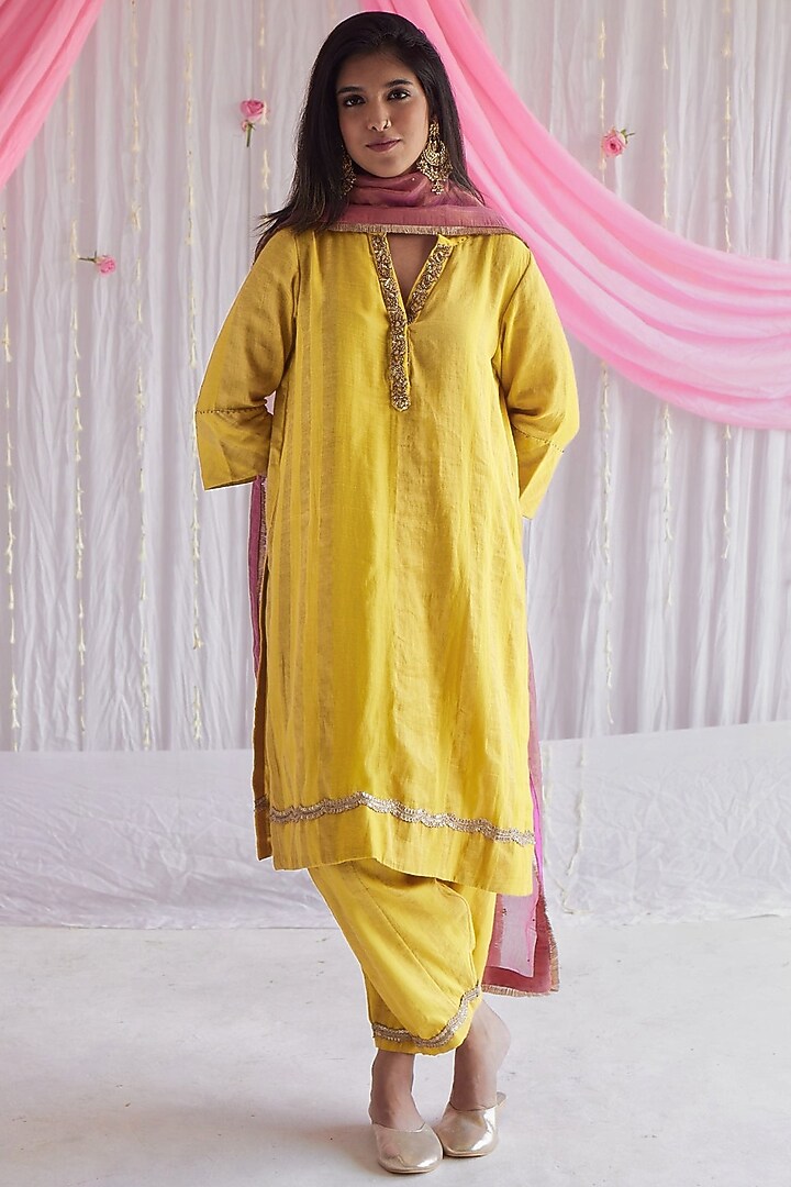 Fuchsia Pink Handwoven Tissue Dupatta by Shorshe Clothing at Pernia's Pop Up Shop