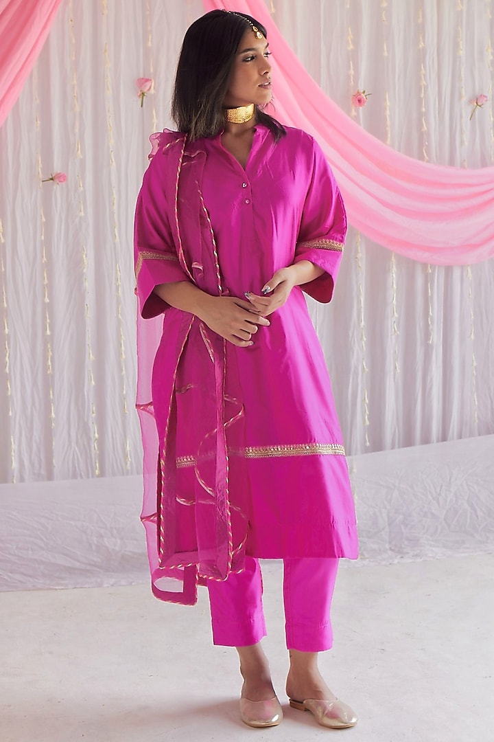 Fuchsia Pink Leheriya Dupatta by Shorshe Clothing at Pernia's Pop Up Shop