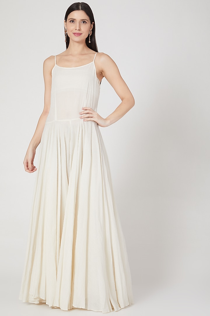 Ivory Embroidered High-Low Kurta Set by Samant Chauhan at Pernia's Pop Up Shop