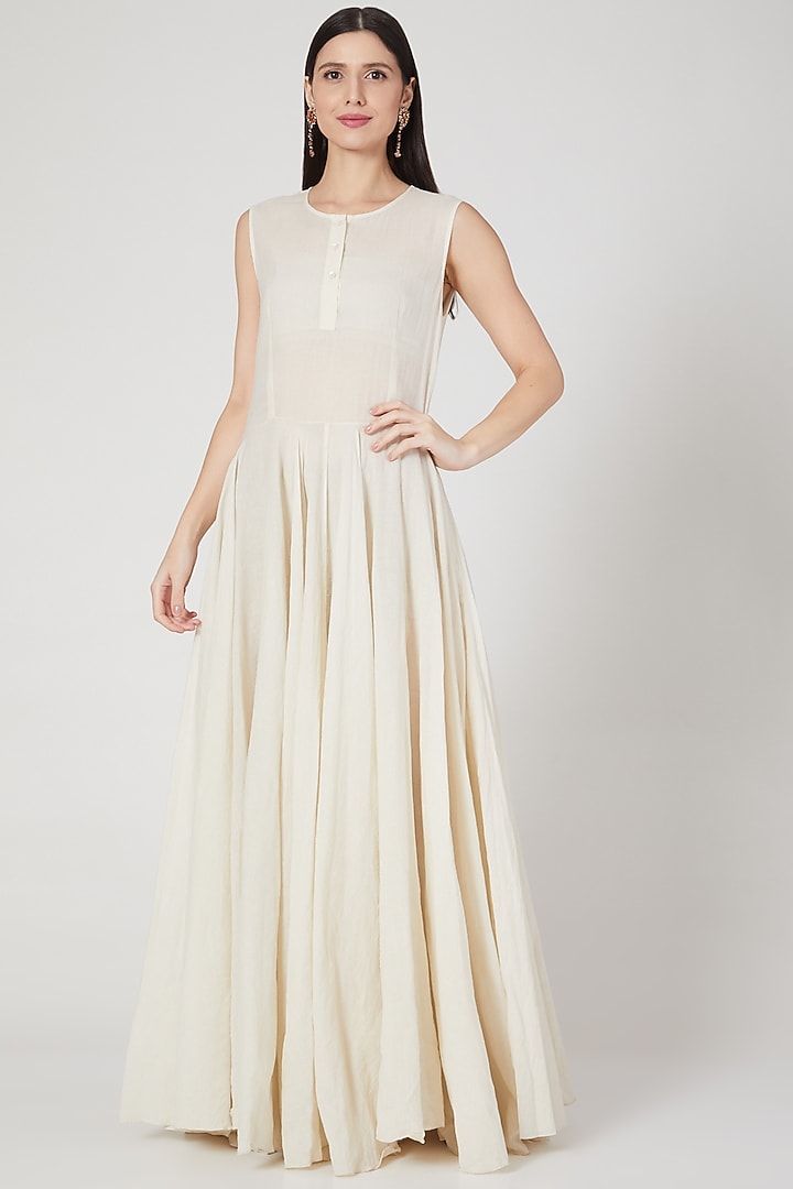 Ivory Zardosi Embroidered Kurta Set by Samant Chauhan at Pernia's Pop Up Shop