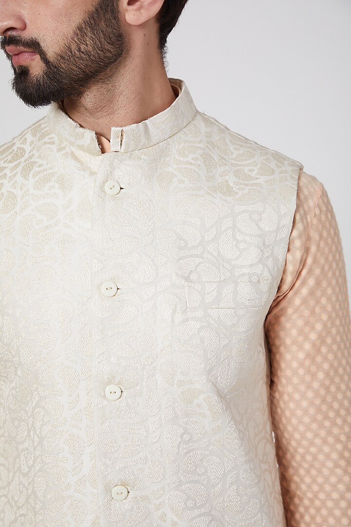White Embroidered Kurta Set by Samant Chauhan Men at Pernia's Pop Up Shop
