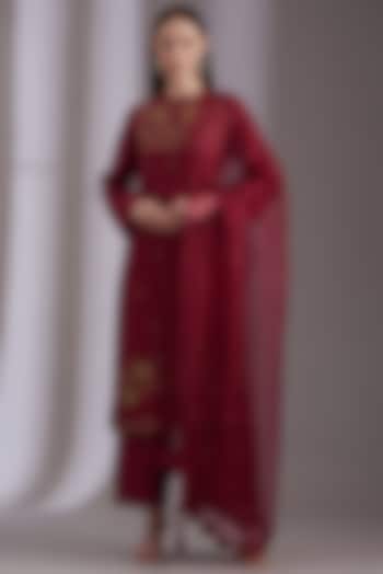 Deep Red Chanderi Embroidered Kurta Set by Samant Chauhan at Pernia's Pop Up Shop