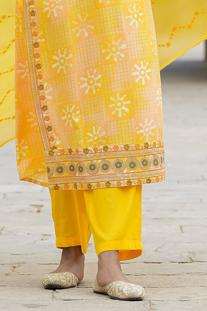 Yellow German Rayon Batik Printed Kurta Set by Scakhi Luxe at Pernia's Pop Up Shop