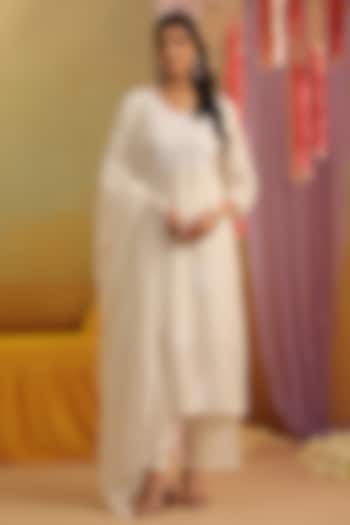 White Mulmul Chikankari Embroidered Straight Kurta Set by Scakhi Luxe at Pernia's Pop Up Shop