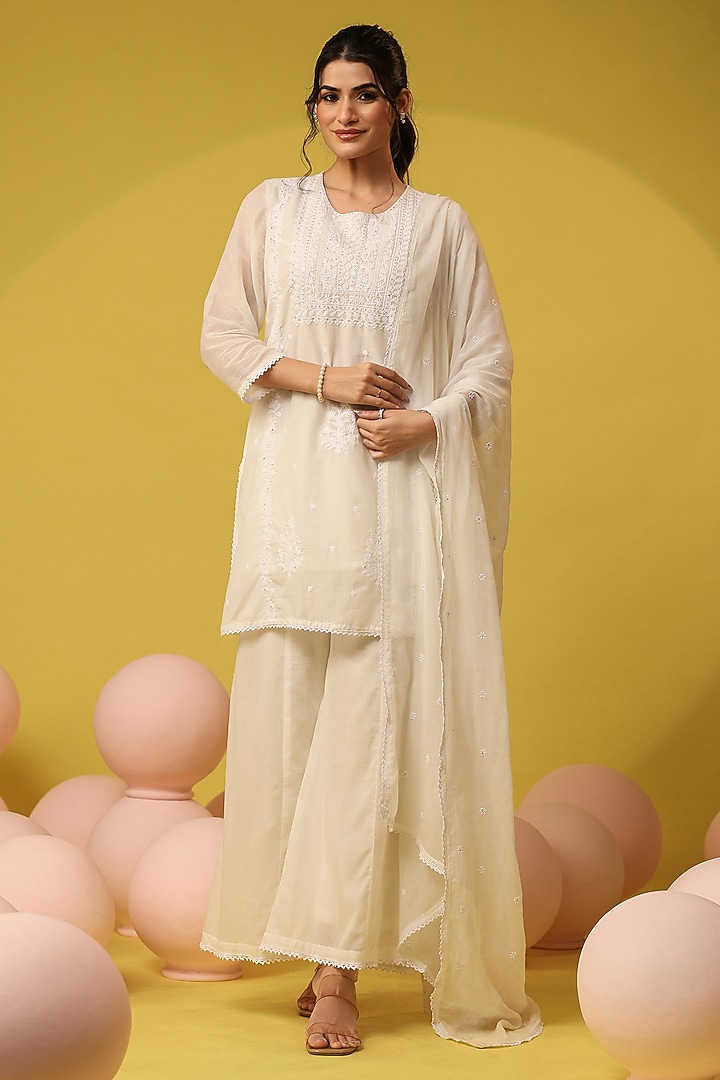 White Mulmul Chikankari Kurta Set by Scakhi Luxe at Pernia's Pop Up Shop