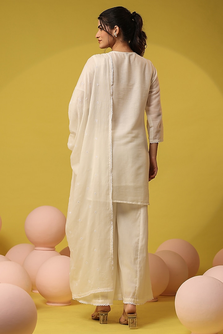 White Mulmul Chikankari Kurta Set by Scakhi Luxe at Pernia's Pop Up Shop