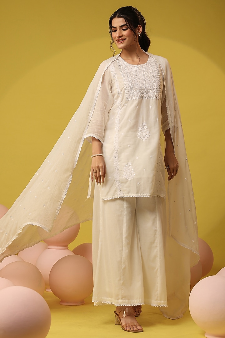 White Mulmul Chikankari Kurta Set by Scakhi Luxe at Pernia's Pop Up Shop