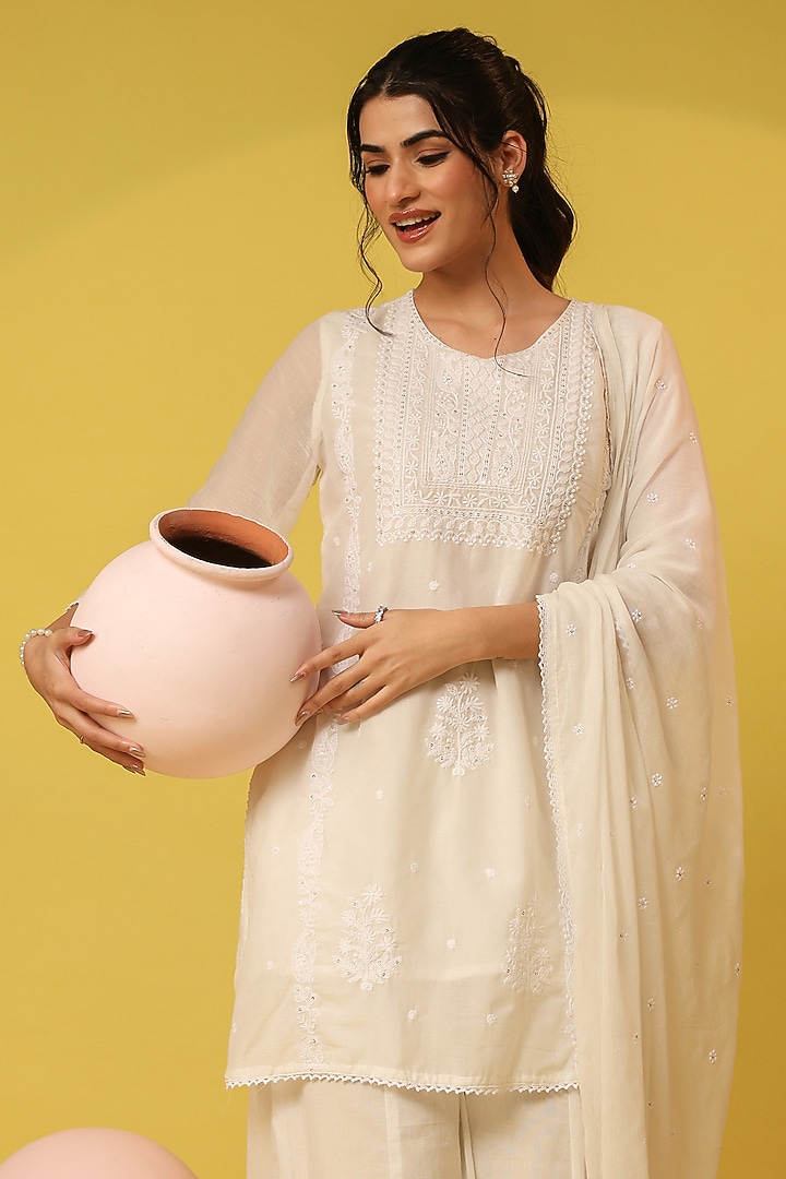 White Mulmul Chikankari Kurta Set by Scakhi Luxe at Pernia's Pop Up Shop