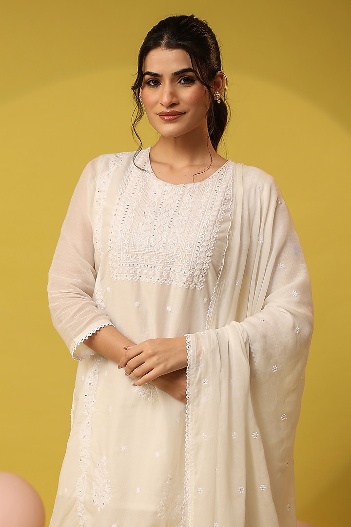 White Mulmul Chikankari Kurta Set by Scakhi Luxe at Pernia's Pop Up Shop