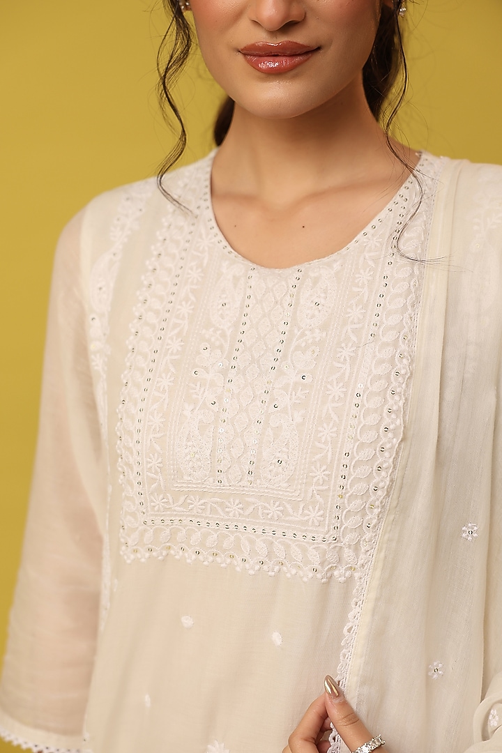 White Mulmul Chikankari Kurta Set by Scakhi Luxe at Pernia's Pop Up Shop