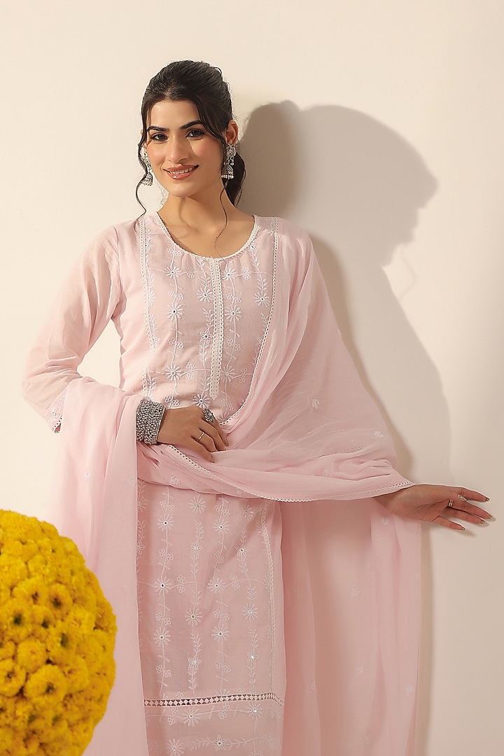 Pink Mulmul Thread Embroidered Straight Kurta Set by Scakhi Luxe at Pernia's Pop Up Shop