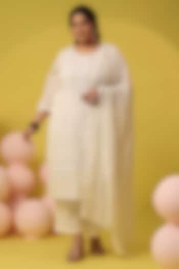 White Mulmul Thread Embroidered Straight Kurta Set by Scakhi Luxe at Pernia's Pop Up Shop