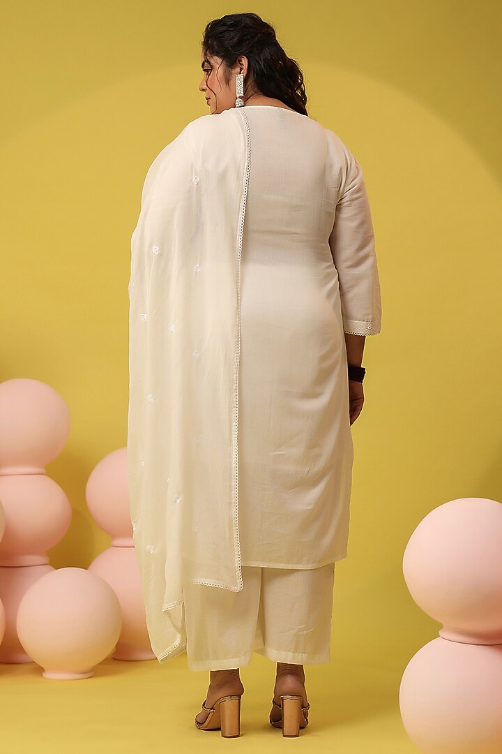 White Mulmul Thread Embroidered Straight Kurta Set by Scakhi Luxe at Pernia's Pop Up Shop