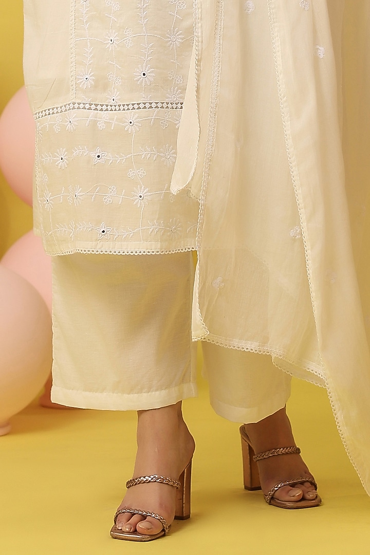 White Mulmul Thread Embroidered Straight Kurta Set by Scakhi Luxe at Pernia's Pop Up Shop