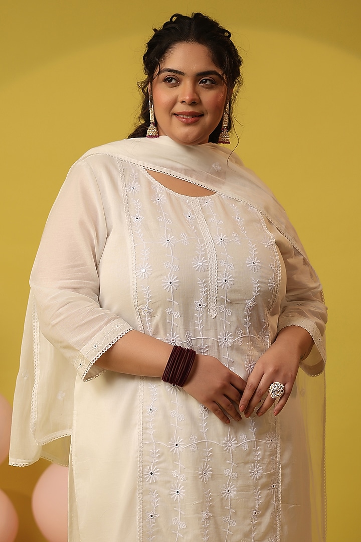 White Mulmul Thread Embroidered Straight Kurta Set by Scakhi Luxe at Pernia's Pop Up Shop