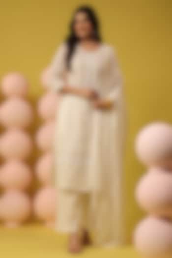 White Mulmul Thread Embroidered Straight Kurta Set by Scakhi Luxe at Pernia's Pop Up Shop