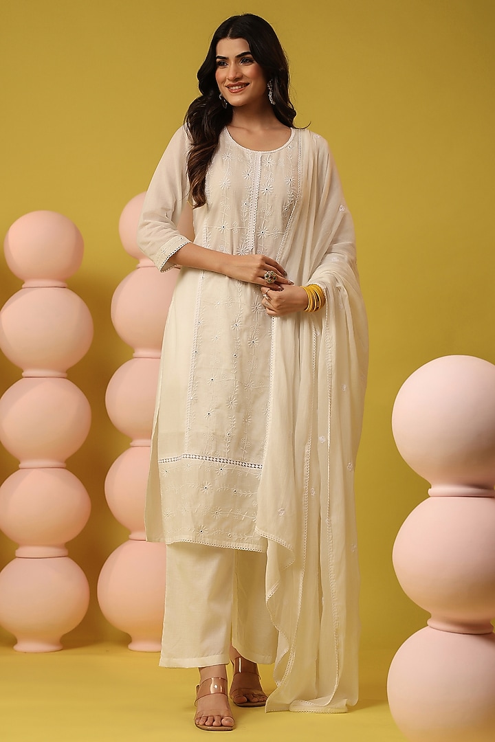 White Mulmul Thread Embroidered Straight Kurta Set by Scakhi Luxe at Pernia's Pop Up Shop