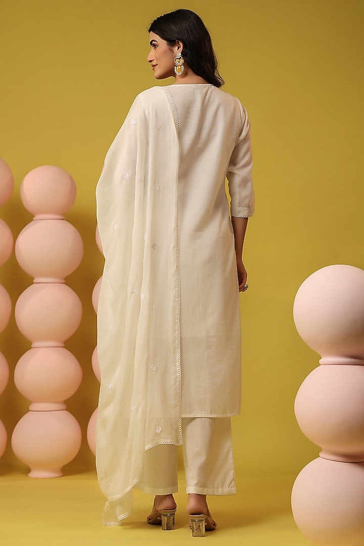 White Mulmul Thread Embroidered Straight Kurta Set by Scakhi Luxe at Pernia's Pop Up Shop