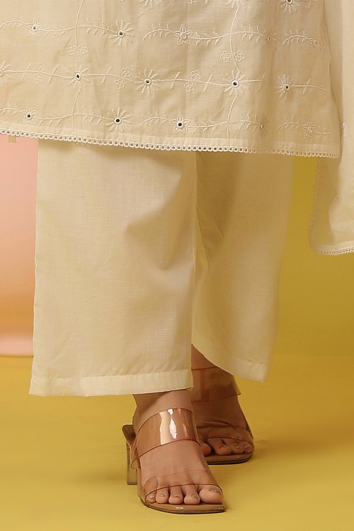 White Mulmul Thread Embroidered Straight Kurta Set by Scakhi Luxe at Pernia's Pop Up Shop